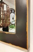 Klasyczna forma lustra, prostokątne drewniane lustro w postarzanej ramie.